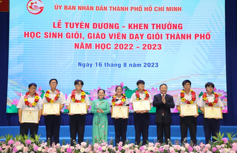 Bà Nguyễn Thị Lệ, Phó Bí thư Thành ủy, Chủ tịch HĐND TPHCM và ông Dương Anh Đức, Phó chủ tịch UBND TP tặng Bằng khen cho học sinh đạt thành tích cao.