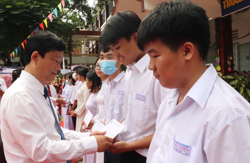 Ông Võ Văn Minh, Phó Bí thư Tỉnh ủy, Chủ tịch UBND tỉnh Bình Dương trao học bổng “Tiếp sức đến trường” cho học sinh trường THPT Chuyên Hùng Vương (TP Thủ Dầu Một).
