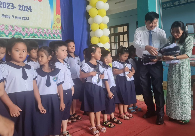 Học sinh xã đảo Thạnh An vui mừng được tặng đồng phục dịp khai giảng ảnh 3