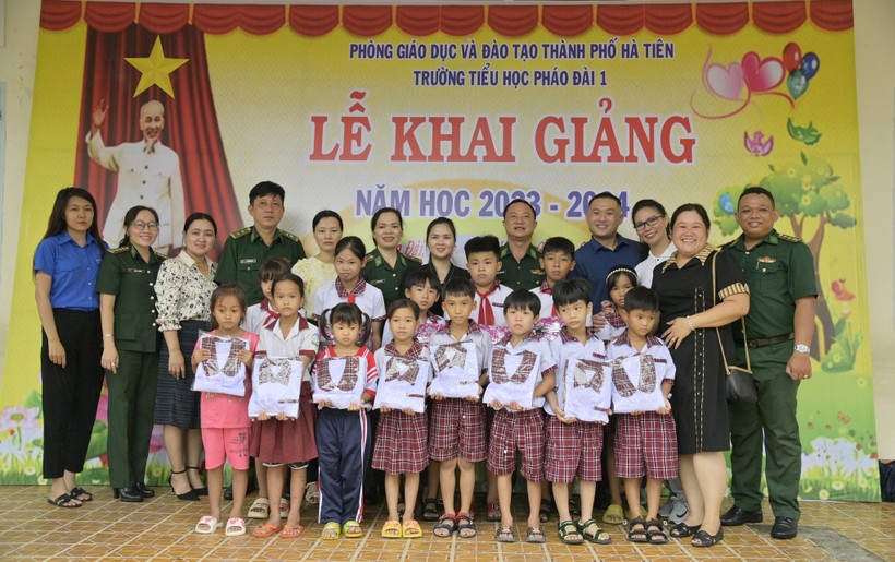 Lực lượng Biên phòng cùng chính quyền địa phương trao quà năm học mới cho học sinh Trường Tiểu học Pháo Đài (TP Hà Tiên).