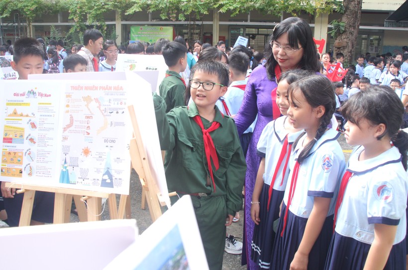 Học sinh Trường tiểu học Phú Thọ hào hứng với "Góc Lịch sử - Địa lý".