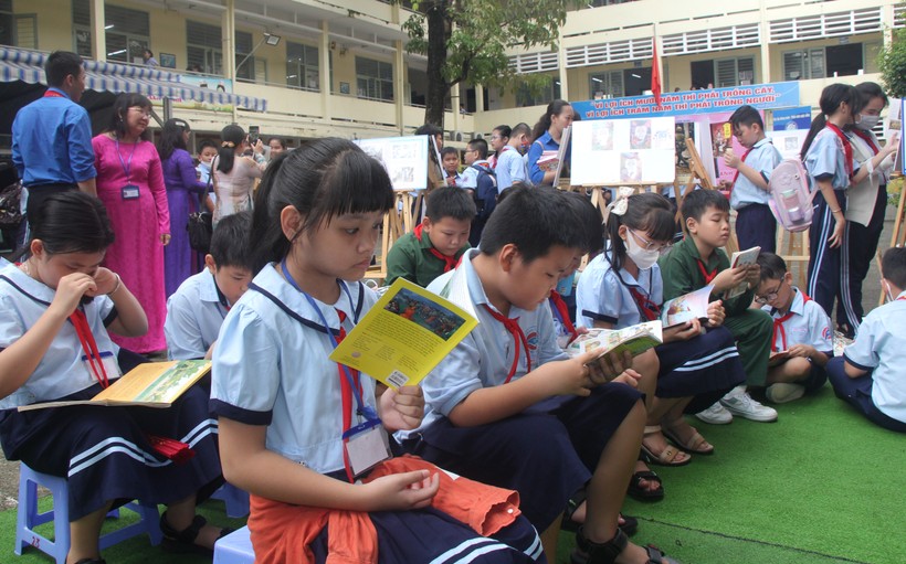Học sinh đọc sách tại 