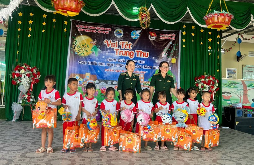 Cán bộ hội phụ nữ Biên phòng tỉnh Kiên Giang tặng quà cho các em thiếu nhi. ảnh 2
