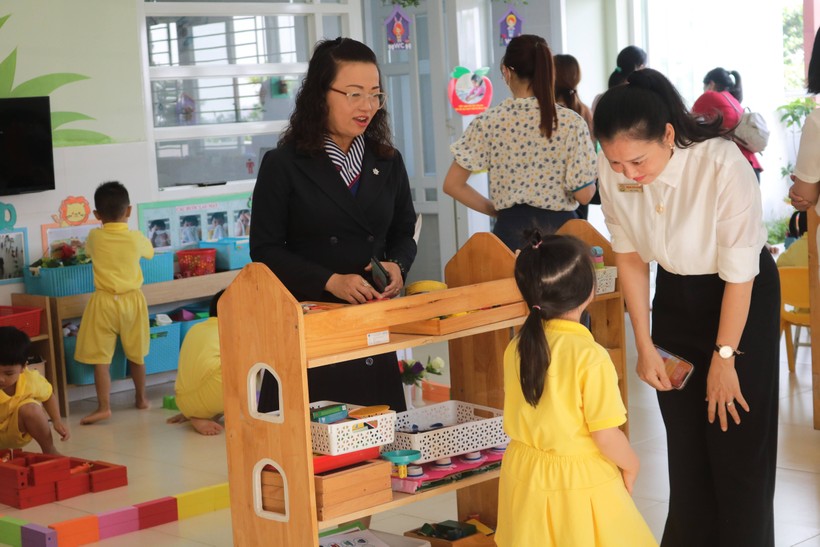 Suốt những năm công tác tại Trường mầm non Phú Mỹ, cô Hạnh luôn nỗ lực để xây dựng một môi trường học tập hạnh phúc. ảnh 2