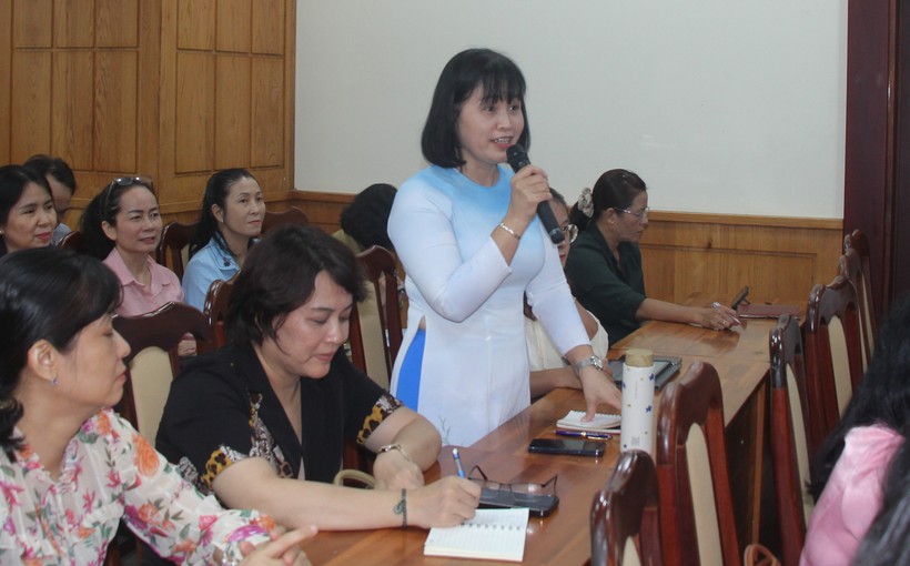 Cô Hoàng Thị Hảo, Hiệu trưởng Trường THPT Đào Sơn Tây (TP Thủ Đức) phát biểu tại hội nghị giao ban hiệu trưởng các trường THPT ngày 10/10 vừa qua. ảnh 1