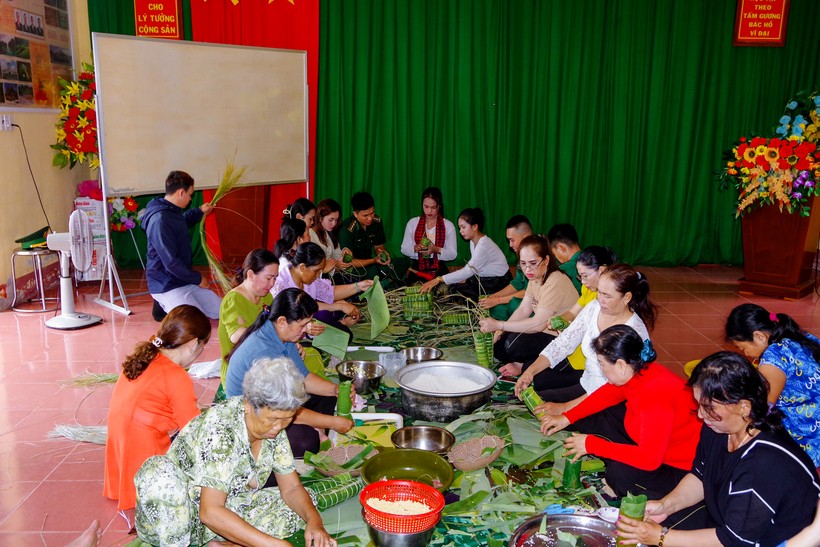 Đồn Biên phòng Lai Hòa tổ chức gói bánh tét tặng cho người nghèo. ảnh 1