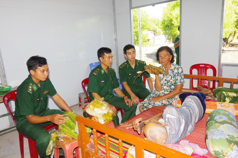 Chỉ huy đồn Biên phòng Lai Hòa, BĐBP tỉnh Sóc Trăng đến thăm hỏi tặng quà người già có hoàn cảnh khó khăn nhân dịp Lễ Sene Đôlta. ảnh 2