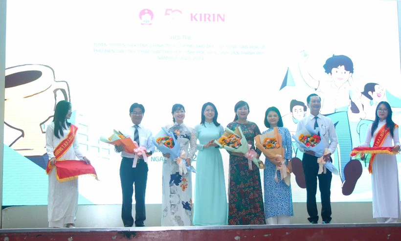 Bà Cao Thị Thiên Phúc tặng hoa đại diện các Sở ngành phối hợp tổ chức và đơn vị đồng hành với hội thi. ảnh 3