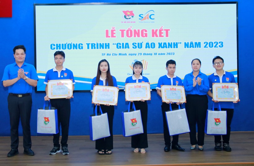 Sinh viên có đóng góp tích cực cho chương trình nhận Bằng khen Thành Đoàn. Ảnh Minh Sang.