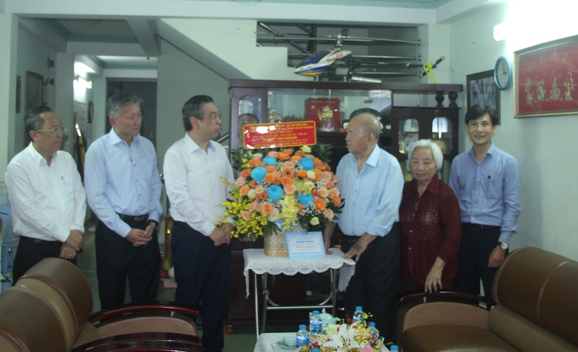 Đoàn đến thăm, chúc mừng chúc mừng Nhà giáo Nhân dân, Phó Giáo sư, Tiến sĩ Huỳnh Văn Hoàng.