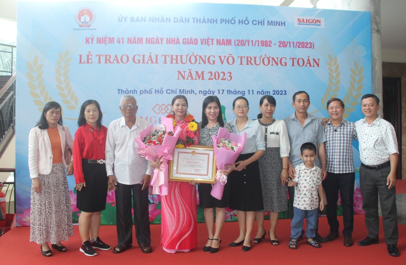 Đồng nghiệp, người thân đến chúc mừng cô Nguyễn Thị Kim Phượng nhận Giải thưởng Võ Trường Toản.