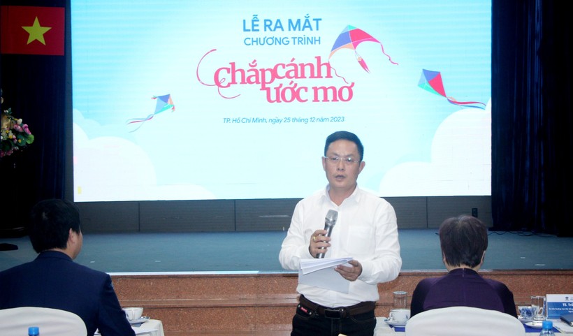 Nhà báo Nguyễn Anh Tú - Phó Trưởng Cơ quan Thường trú Báo Giáo dục và Thời đại tại TPHCM chia sẻ thông tin về chương trình với các cơ quan báo chí.