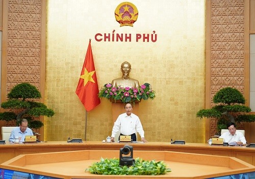 Thủ tướng Nguyễn Xuân Phúc chủ trì cuộc họp Thường trực Chính phủ về phòng chống COVID-19 ngày 18/9. Ảnh: VGP/Quang Hiếu.