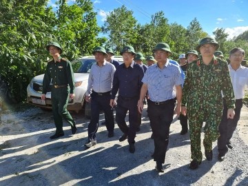 Phó Thủ tướng Trịnh Đình Dũng đến điểm mở đường đầu tiên để vào Trà Leng (huyện Nam Trà My, tỉnh Quảng Nam).