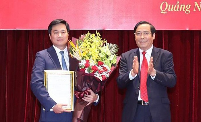 Ông Phạm Thanh Bình trao quyết định của Ban Bí thư cho ông Nguyễn Tường Văn (trái ảnh).