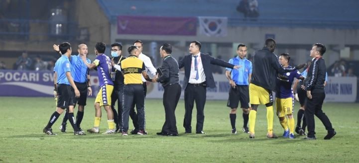 Ban huấn luyện Hà Nội FC “thanh minh” với trọng tài ngay sau khi khép lại 45 phút hiệp 1.