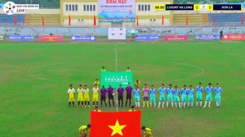 “Sự cố hi hữu” khi Sơn La chỉ có 4 cầu thủ ra sân làm thủ tục thi đấu.