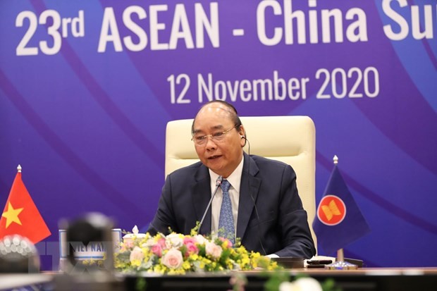 Thủ tướng Nguyễn Xuân Phúc, Chủ tịch ASEAN 2020 phát biểu khai mạc Hội nghị Cấp cao ASEAN-Trung Quốc lần thứ 23. (Ảnh: Lâm Khánh/TTXVN).
