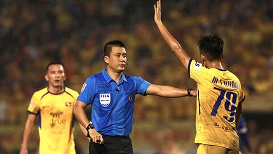 Trọng tài Hoàng Ngọc Hà giành Còi vàng Việt Nam năm 2020 với số điểm tuyệt đối 30/30.