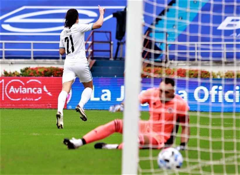 Cavani mở tỷ số trận đấu cho Uruguay ở ngay phút thứ 5.