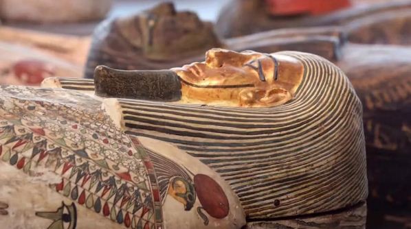 Cận cảnh một trong những chiếc quan tài chứa xác ướp. Màu sắc được bảo quản rất tốt dù trải qua hơn 2.000 năm.