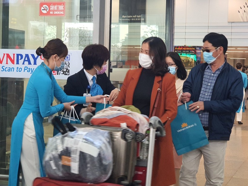 Tặng quà cho các hành khách trong chuyến bay đầu tiên đến TP Đà Nẵng trong năm 2021.