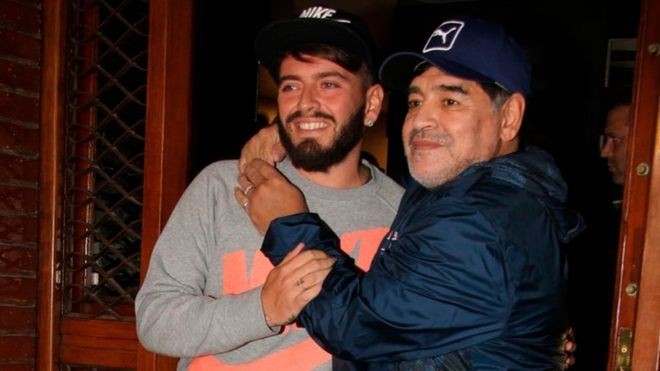 Diego Junior và cha ruột Diego Maradona.