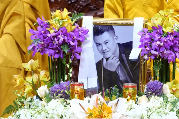 Nam ca sĩ Vân Quang Long qua đời do đột quỵ ở tuổi 41.
