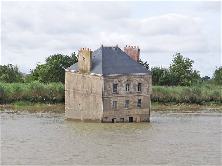 Ngôi nhà hoang nổi trên sông Loire.