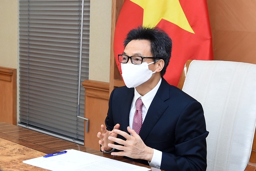 Tại cuộc họp trực tuyến với Giám đốc WHO khu vực Tây Thái Bình Dương, Phó Thủ tướng Vũ Đức Đam khẳng định, Chính phủ Việt Nam quyết tâm và nỗ lực đẩy nhanh triển khai chiến lược tiêm chủng vaccine nhằm sớm đạt miễn dịch cộng đồng. Ảnh: VGP/Đình Nam.