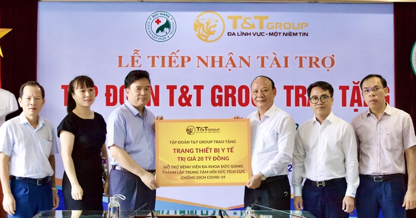 Ông Nguyễn Tất Thắng - Phó Tổng Giám đốc Tập đoàn T&T Group trao ủng hộ cho TS.BS Nguyễn Văn Thường, Giám đốc Bệnh viện đa khoa Đức Giang.