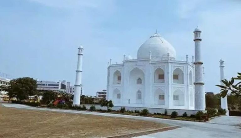 Ngôi nhà được xây dựng giống đền Taj Mahal.