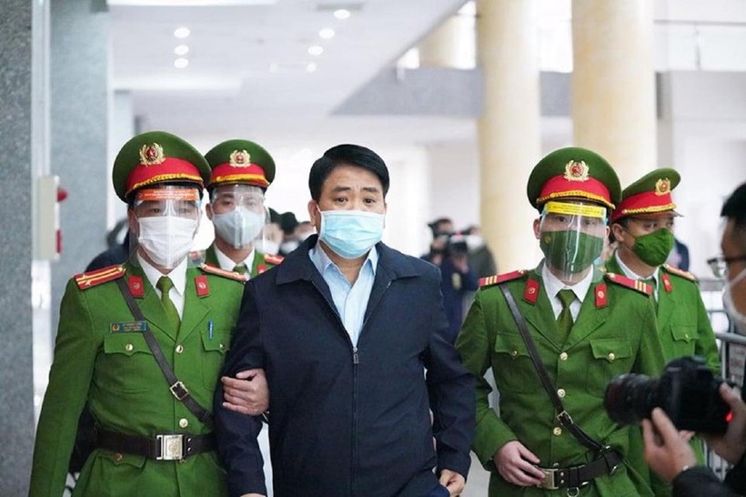 Bị cáo Nguyễn Đức Chung được áp giải tới tòa.