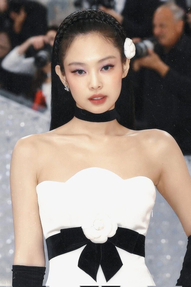 Jennie xuất hiện tại Met Gala với chiếc váy ngắn quây màu trắng nổi bật với vòng cổ màu đen. ảnh 3