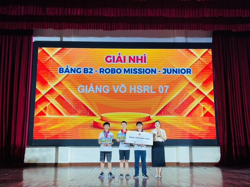 Học sinh quận Ba Đình (Hà Nội) giành giải Vàng chung kết quốc gia thi Robot  ảnh 4