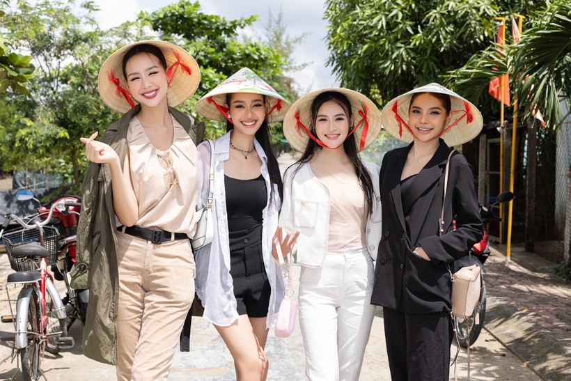 Bảo Ngọc cùng 4 nàng hậu quốc tế khám phá món ăn dân gian ở Cần Giờ