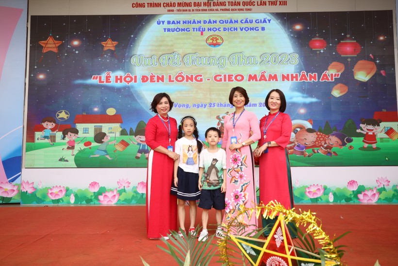 Cô hiệu trưởng Thanh Huyền (trái) và hai cô hiệu phó Thu Hiền, Thái Anh động viên hai chị em học sinh khó khăn. ảnh 1