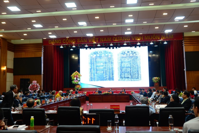 GS.TS Đinh Khắc Thuân chia sẻ về văn bia thời Mạc tại Hội thảo.