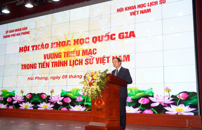 GS-TS Nguyễn Văn Kim đưa ra những cứ liệu cho thấy gốm sứ thời Mạc được xuất khẩu tới các nước trong khu vực.