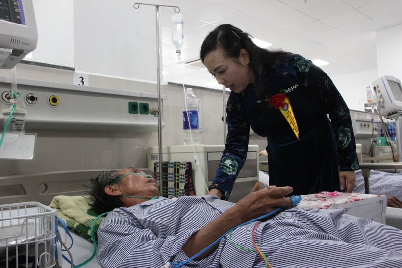 Bộ trưởng Bộ Y tế Nguyễn Thị Kim Tiến thăm và tặng quà cho bệnh nhân khoa Tim mạch hiện đang được điều trị tại khu nhà kỹ thuật nghiệp vụ y tế hiện đại nhất tỉnh Quảng Bình