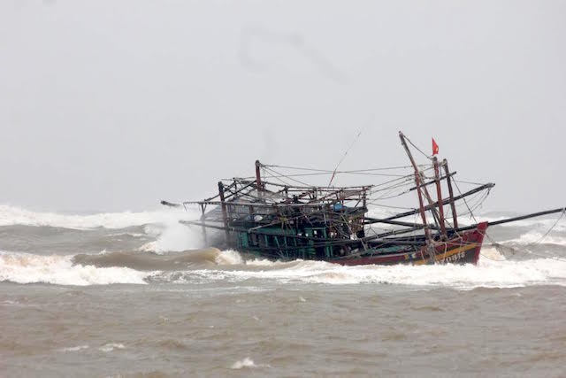 Ảnh hưởng của bão số 4 đã làm một tàu đánh cá của ngư dân Quảng Bình bị hư hỏng nặng khi đang vào trú bão (Ảnh minh họa)