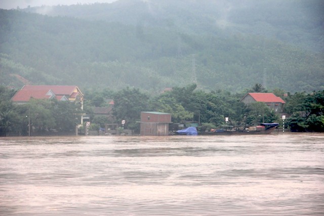 Đến 16h chiều ngày 14/0, nước lũ đổ về làm nước hạ lưu tại sông Gianh đang lên nhanh. Quảng Bình đứng trước nguy cơ một trận lũ lịch sử trong mấy ngày tới