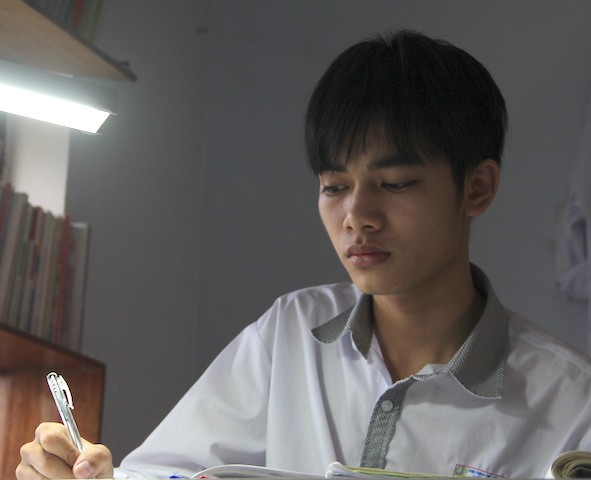 Phan Hoài Nam đang ôn bài sau giờ học chính