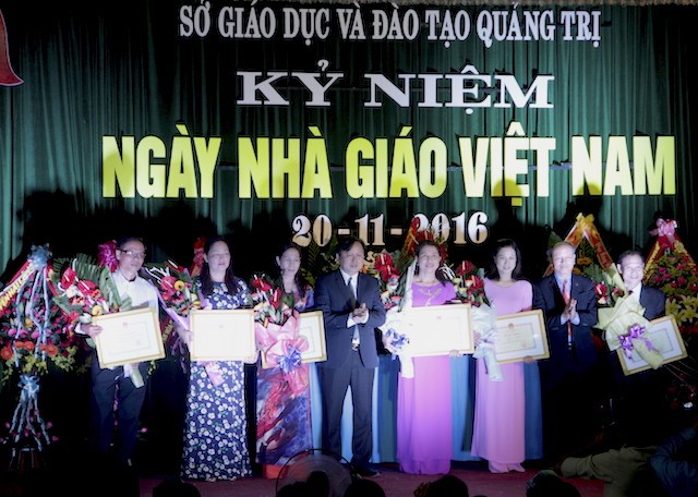 Cán bộ ngành GD&ĐT tỉnh Quảng Trị được tuyên dương, khen thưởng tại lễ kỷ niệm Ngày Nhà giáo Việt Nam 20-11