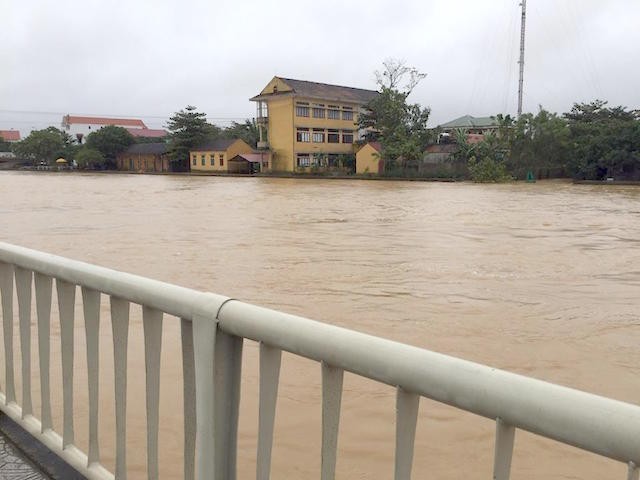 Đến 15h chiều 24/11, nước trên sông Kiến Giang đang lên và một số vùng của huyện Lệ Thuỷ nước lũ đã làm ngập một số tuyến đường liên thôn, liên xã.
