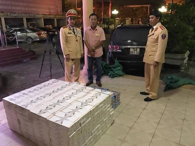 Số thuốc lá không rõ nguồn gốc xuất xứ được  vận chuyển trên xe ô tô bị lực lượng CSGT công an tỉnh Quảng Bình phát hiện bắt giữ