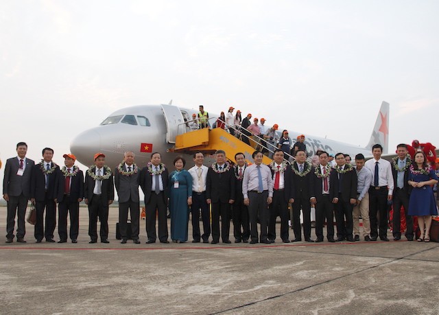 Lãnh đạo tỉnh Quảng Bình và Hải Phòng chụp ảnh lưu niệm trong ngày chính thức đưa đường bay Hải Phòng - Quảng Bình đi vào hoạt động.