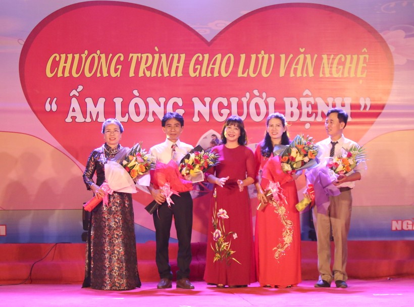 Bà Chu Thu Hằng, TBT báo Văn Hóa tặng hoa cho lãnh đạo bệnh viện Đa khoa khu vực Bắc Quảng Bình