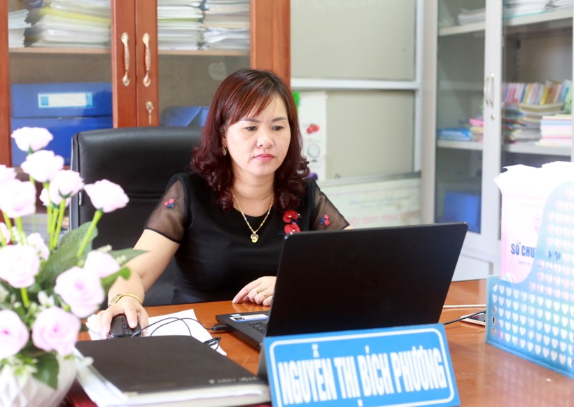 Bùi Thị Bích Phương, Phó Giám đốc Trung tâm Giáo dục trẻ khuyết tật huyện Lệ Thuỷ là một trong những tấm gương sáng về phong trào "Giỏi việc trường, đảm việc nhà" của ngành GD&ĐT tỉnh Quảng Bình.