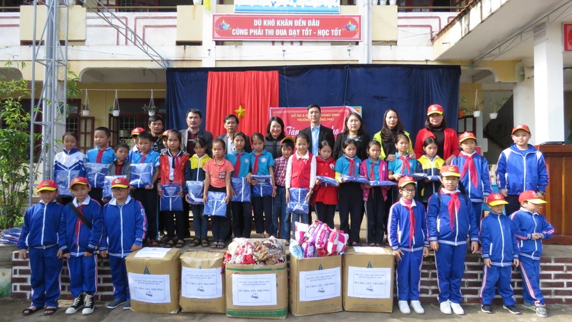 Trường TH Đồng Phú (Đồng Hới - Quảng Bình) chia sẻ những món quà ý nghĩa cho học sinh các trường vùng khó trên địa bàn Quảng Bình.